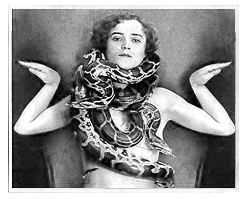 Kvinna med orm runt halsen